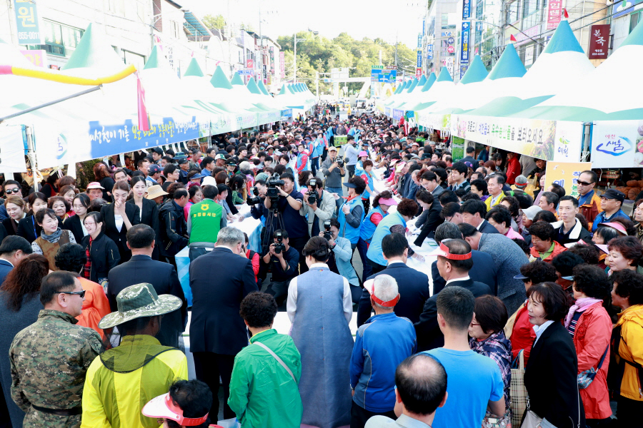 농산물 대축제에서 참가자들이 대형 가래떡 뽑기를 하고 있다(예천군 제공)