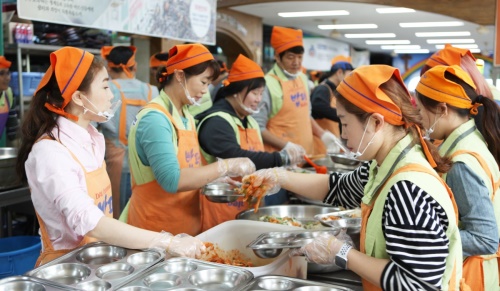 18일 동대문구 밥퍼나눔운동본부에서 봉사활동을 펼치고 있는 케이토토 임직원들. [사진=케이토토]
