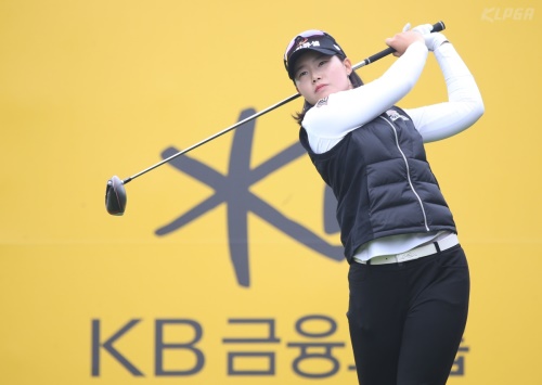 임희정이 지난주 대회 2번 홀에서 드라이버샷을 하고 있다. [사진=KLPGA]