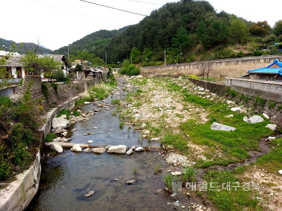자연재해위험개선지구로 지정·고시된 경북 봉화군 석포면 석계리의 석개소하천 정비사업이 시급하지만  인근 주민들과의 보상이 늦어져 사업추진에 애를 먹고있다.(봉화군 제공)
