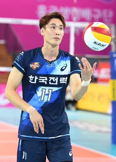 최홍석이 지난 18일 우리카드전에서 서브를 준비하고 있다. [사진=KOVO]