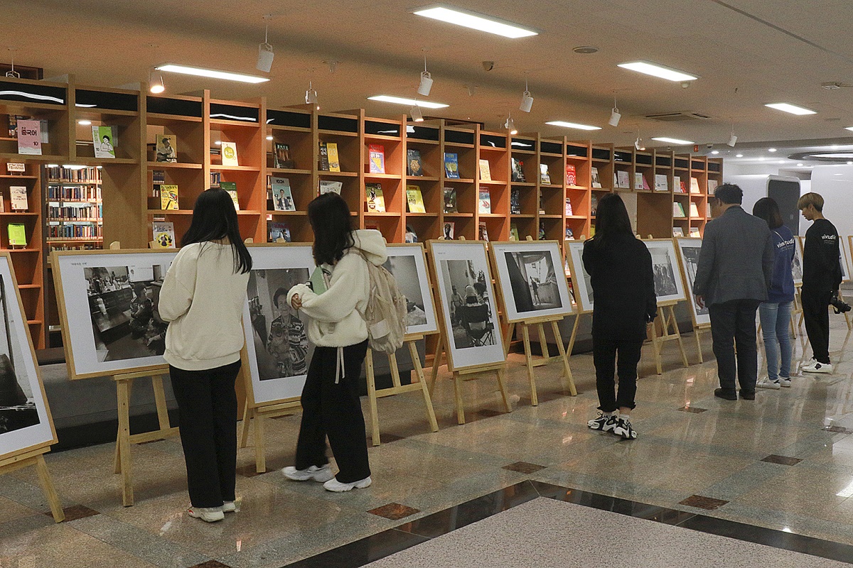 경일대 중앙도서관 2층에서 전시 중인 작품을 학생들이 관람하고 있다.[경일대 제공]