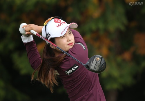최혜진이 4번 홀 티샷을 하고 있다. [사진=KLPGA]
