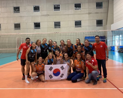 칠레 여자배구리그 상위권에 올라 있는 무라노(Murano) 팀의 코칭스태프 및 선수들과 함께.