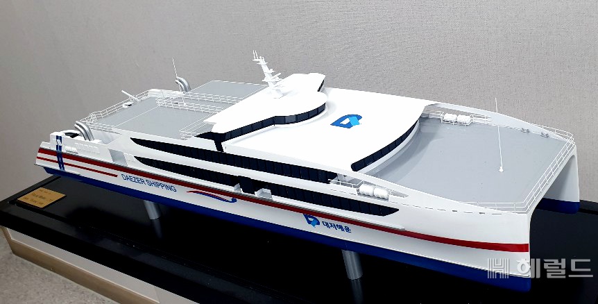 4일 대저건설이 공개한  2021년 10월 울릉∼포항 항로에 취항 예정인 대형여객선 모형. (대저건설 제공)