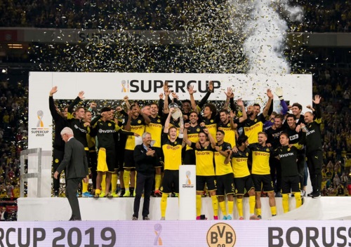 도르트문트는 지난 8월 독일 슈퍼컵에서 바이에른뮌헨을 2-0으로 꺾고 우승 트로피를 들어 올렸다. [사진=도르트문트]