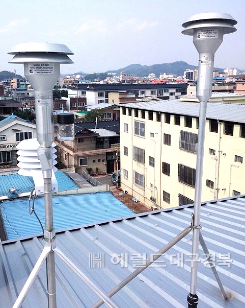 경북 영주시 휴천2동 사무소 옥상 에 설치된 미세먼지 측정기(독자 제공)