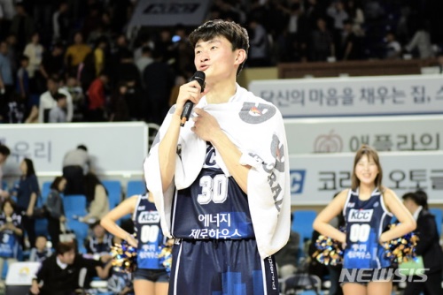 앞으로 현대모비스 소속으로 커리어를 이어갈 김국찬이 개막전에서 인터뷰를 하고 있다.[사진=KBL]