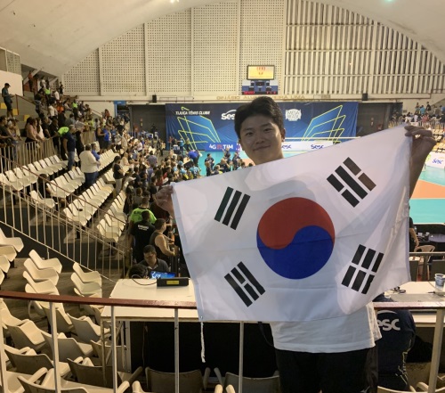 여행자 티를 내면 강도의 타깃이 된다고 해, 걱정이 됐지만 그래도 ‘난 대한민국의 건아!’라고 용기를 내 경기장 내부에서 태극기를 들고 사진을 찍었다.