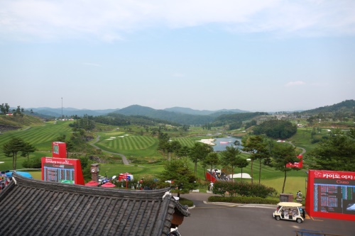 지난 2017년에는 사천 타니 골프장에 남녀 대회가 함께 열려 대형 전광판도 두 개가 걸려 있었다.
