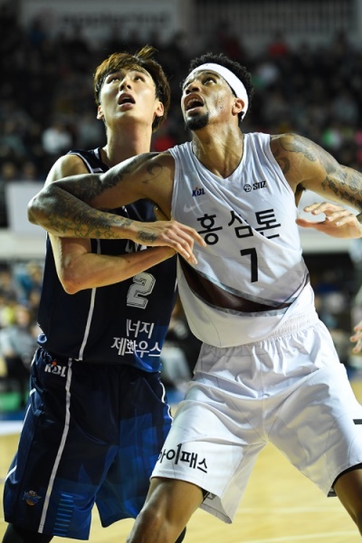 KCC전에서 골밑 경합을 벌이고 있는 크리스 맥컬러(오른쪽). [사진=KBL]