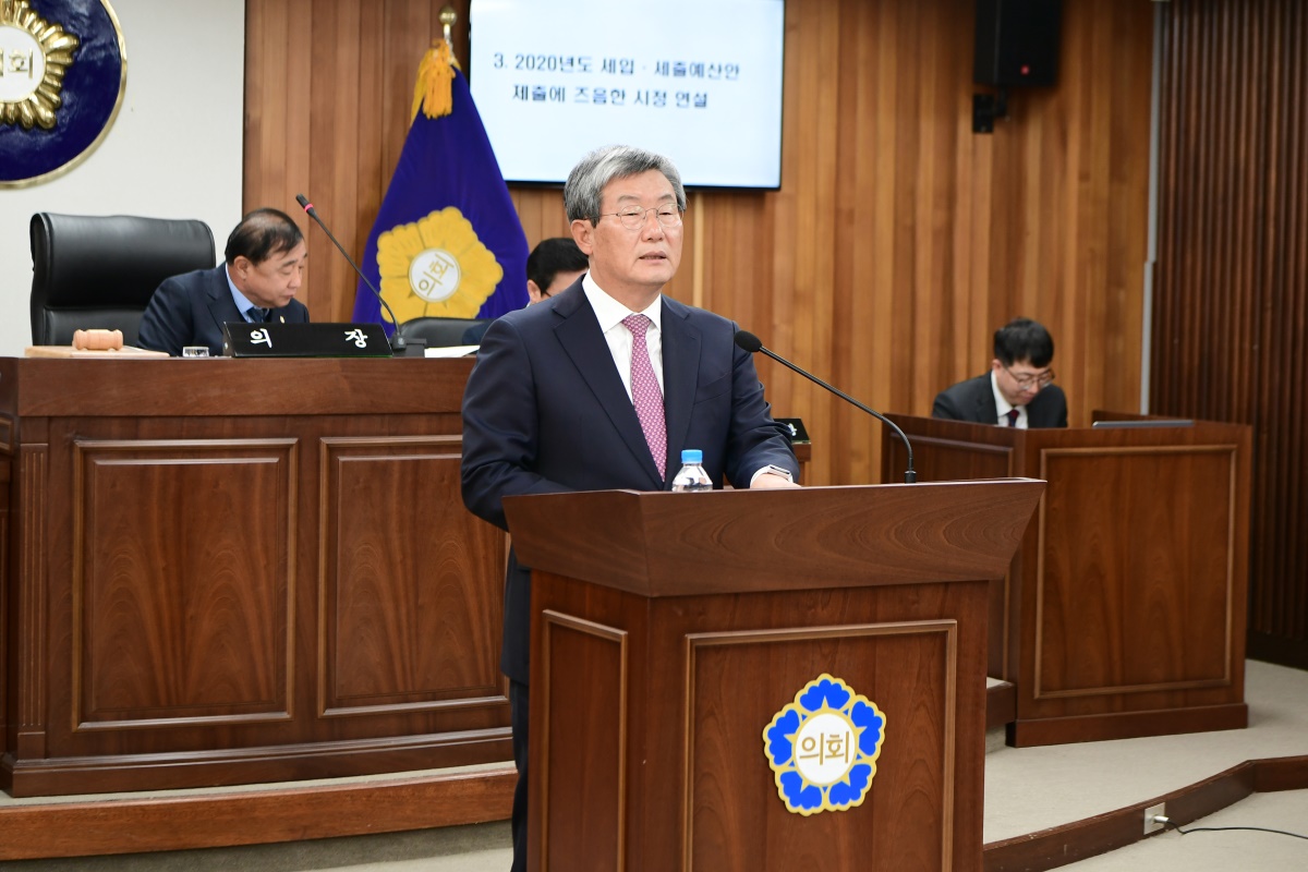 곽용환 고령군수가 22일 군의회에서 시정연설을 하고 있다.[고령군 제공]