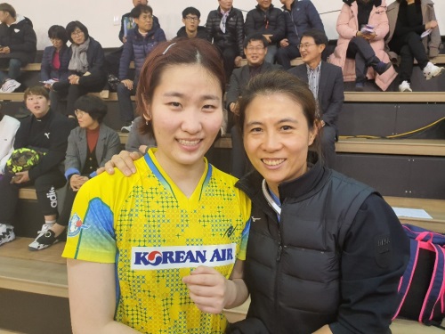 대한항공 우승에 최대 수훈을 세운 이은혜(왼쪽)가 김경아 코치와 함께 기뻐하고 있다.
