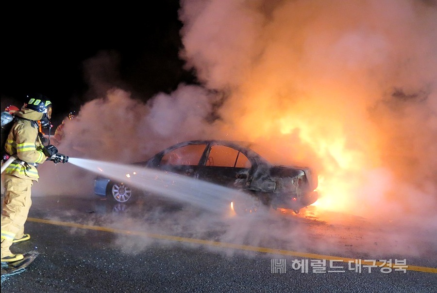 26일 오후 6시쯤 경북 영주시 평은면 금광교 인근에 세워진 SM3 승용차에서 화재가 발생 소방당국이 불을 끄고 있다. (경북소방본부 제공)