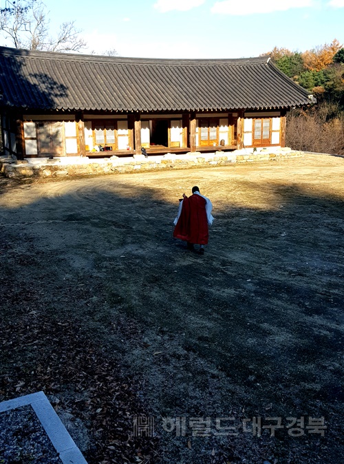 경북 영주 흑석사 부봉 주지스님이 저녁예불을  드리기 위해  법당으로 향하고 있다(사진=김성권 기자)