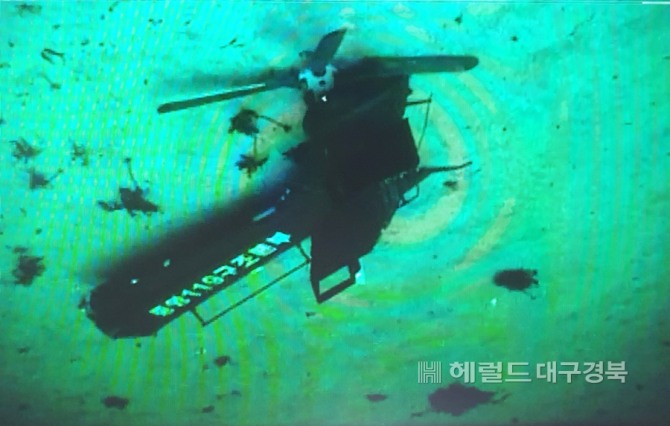 해군 청해진함 수중무인탐사기(ROV)에서 촬영한 독도 인근 추락 헬기 꼬리부분((동해해경 제공)