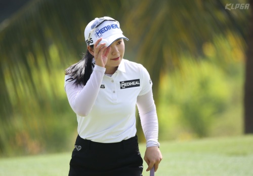 이다연이 효성챔피언십 2라운드 2번홀에서 첫 버디를 잡고 인사하고 있다. [사진=KLPGA]