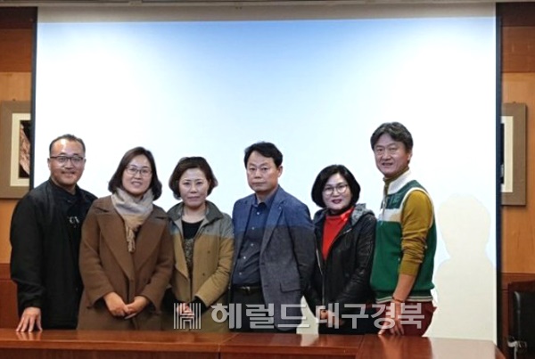 강원도 정선군 곳간지기영농조합원들이 울릉도 농기센터 방문시 울릉도 농업현황을  설명후 기념사진을 찍은 남구연 팀장(사진 오른쪽 세번째)