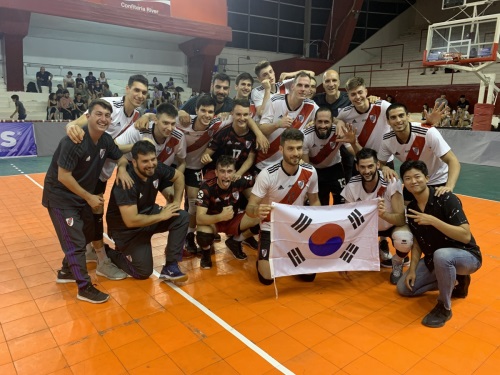 방문 당시 리그 1위를 질주하던 리버 플레이트(River Plate) 선수들과 함께 태극기를 들고 사진을 찍었다.