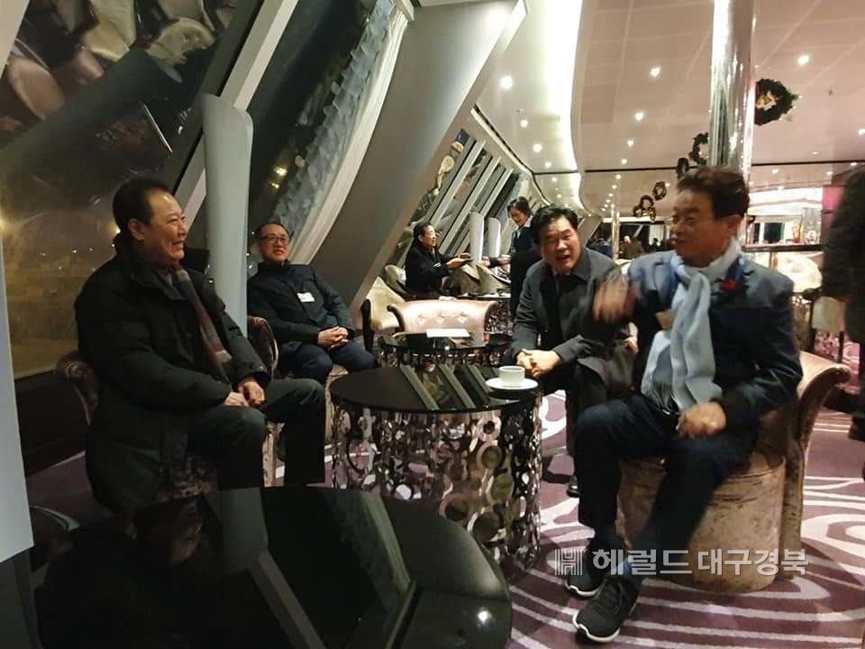 이철우 경북지사와 남진복 경북도의원등이 선내 투어를 하고 있다