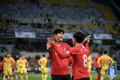 김민재(왼쪽)가 중국전 헤더 골을 터뜨린 후 주세종과 기뻐하고 있다. [사진=대한축구협회]