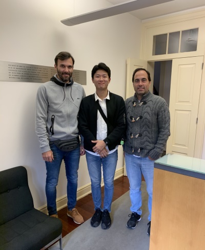 협회를 방문했는데 현 포르투갈 여자배구 대표팀 감독, 우고 실바(Hugo silva, 오른쪽)와 코치 조아오 조세(Joao jose)와 함께 사진을 찍는 영광(?)을 누렸다.