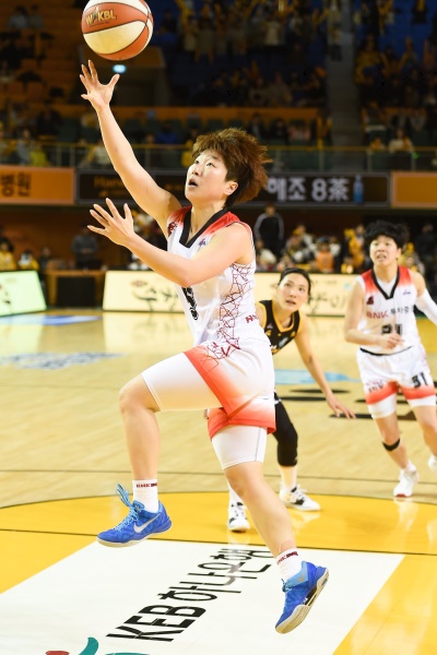 경기당 평균 7.6개로 리그 어시스트 1위를 달리고 있는 안혜지가 지난 KB스타즈전에서 레이업슛을 시도하고 있다.[사진=부산 BNK 썸]