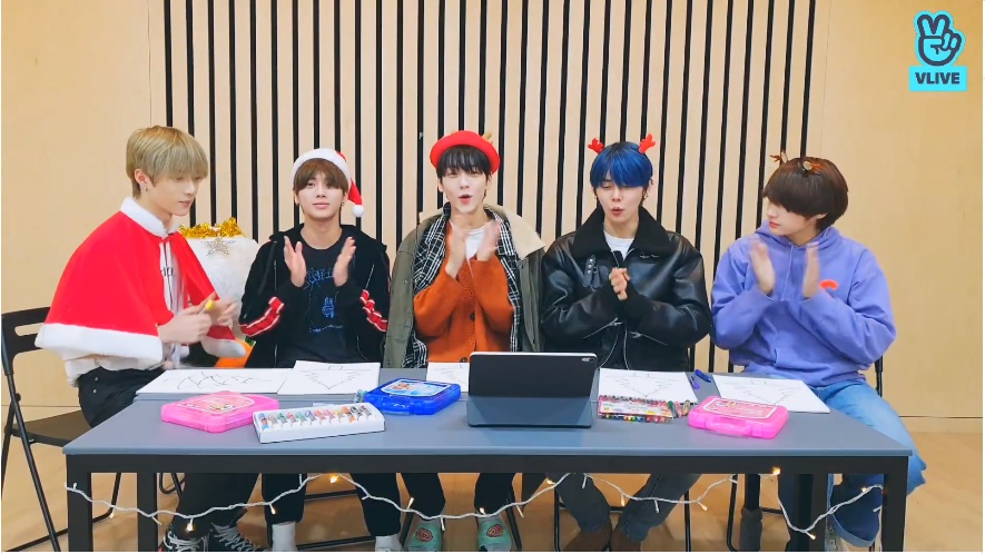 [V Report] Tomorrow X Together decorates Christmas tree - K-POP HERALD