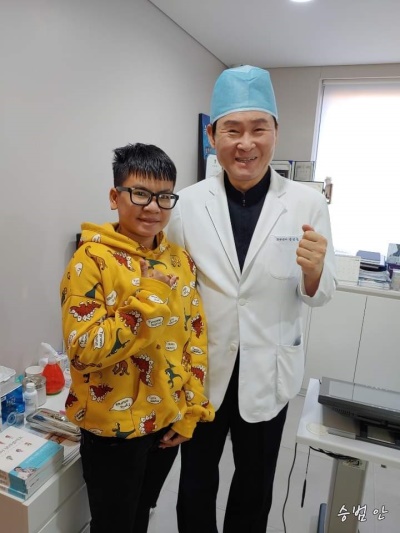 라섹수술후 응웬 티 투 니(왼쪽)가 박영순 원장가 기념사진을 찍고 있다. [사진=커키버팔로프로모션]