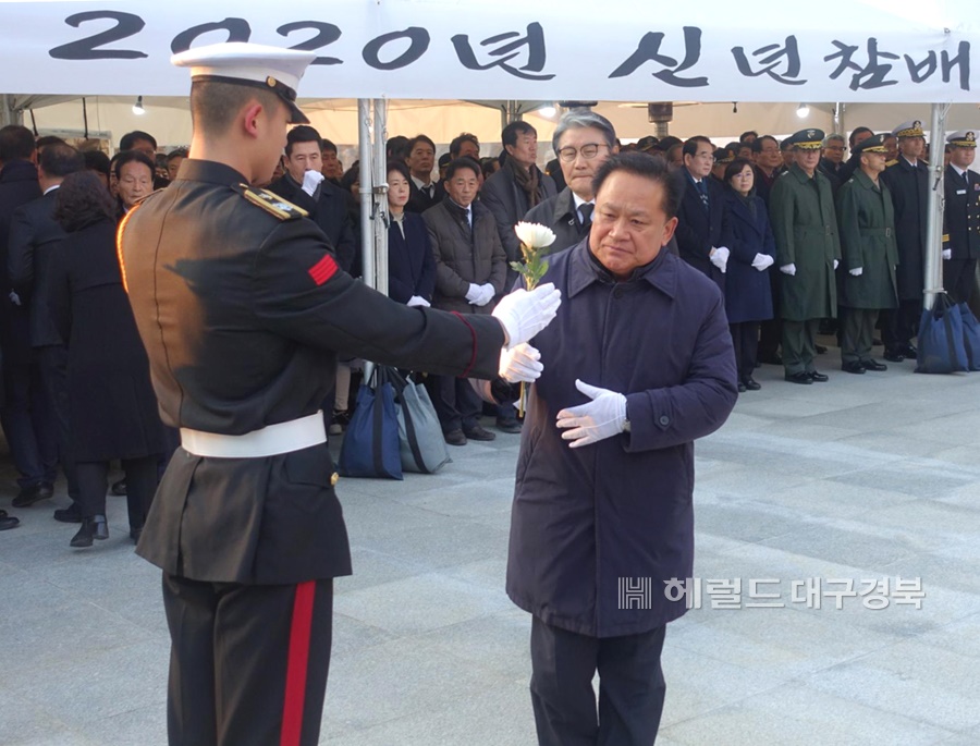 2일 자유한국당 포항남.울릉군 국회의원선거 김순견 예비후보가 충혼탑을 참배하고 있다. (김순견 예비후보 사모소제공)