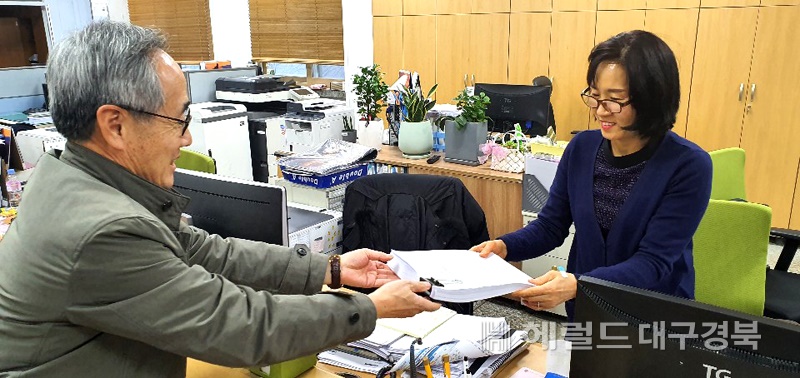 주민배 취항을 추진해온 ‘울릉도 주민 여객선추진운동본부 백운학(왼쪽) 위원장이 썬플라워호 선종변경. 연장 운항 관련 울릉군민 청원서를  3일 군청 민원실에 접수하고 있다.