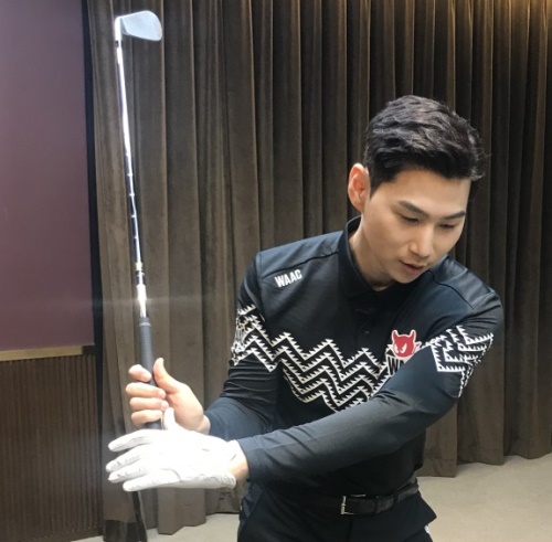 김현우 프로가 공을 띄워서 그린에 바로 멈추거나 백스핀이 걸리도록 샷 하는 노하우를 소개한다.
