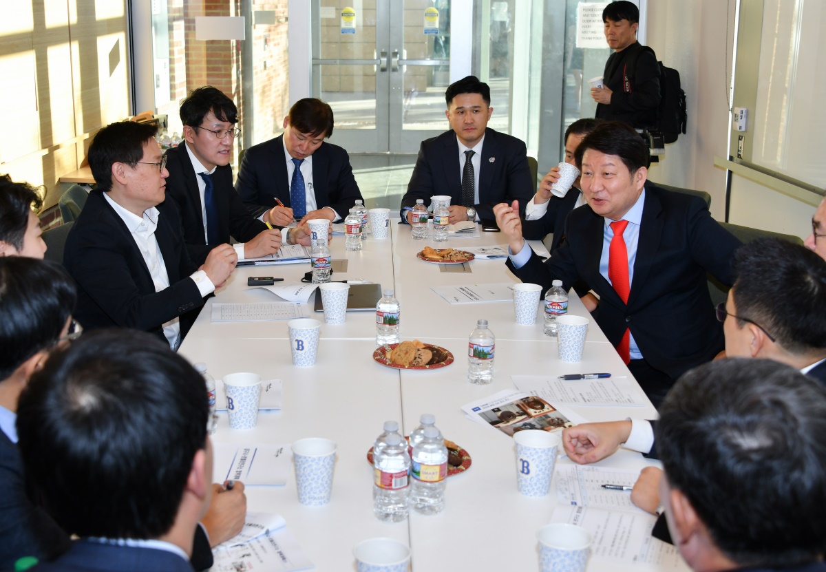 권영진 대구시장이 6일(현지시간) 오후 로멜라연구소를 방문해 환담을 나누고 있다.[대구시 제공]