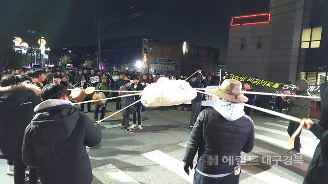 지난해 12월  봉화군 농민회가 봉화농협 옆 내성천변에서 엄군수의 수사를 촉구하는 집회를 열고 충남 서산지역의 민간 신앙적인 지점놀이(지경다지기) 퍼포먼스를 진행하고 있다(헤럴드  DB)