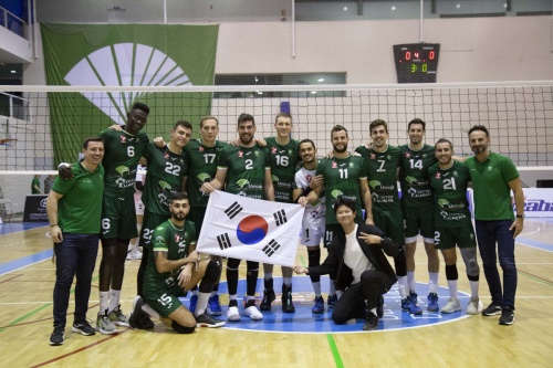 유니카자 코스타 데 알메리아(Unicaja Costa de Almeria) 코칭스태프와 선수들과 함께. 이 사진을 선물해준 크리스티나 다오(Cristina Dao)는 정말 고마웠다.