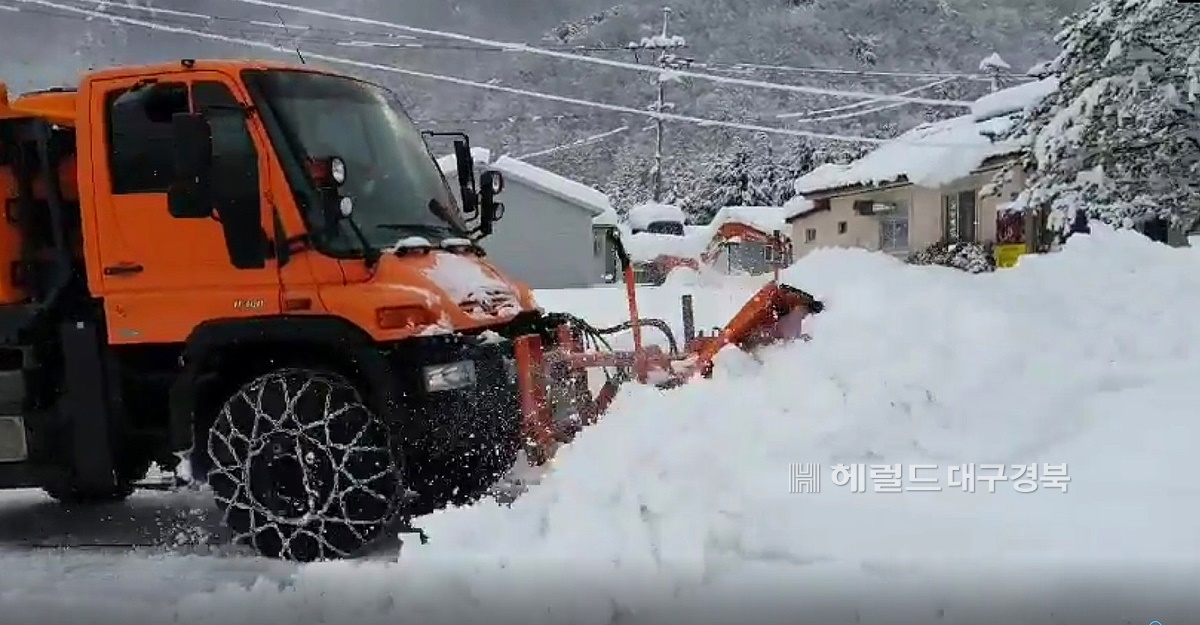 울릉도 나리분지에 제설차가 동원돼 눈을 치우고 있다