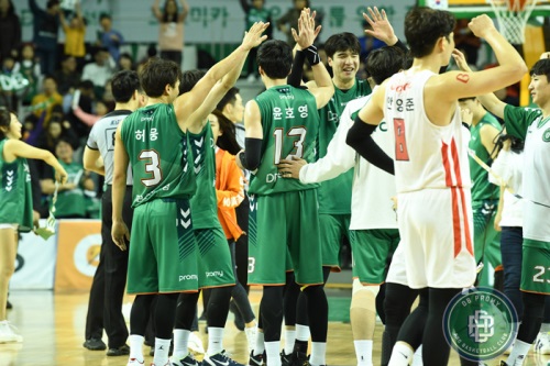 지난 15일 SK전에서 DB선수들이 승리를 자축하고 있다. [사진=원주DB]
