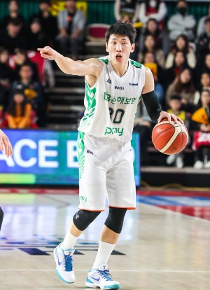 두경민의 합류로 DB의 전력이 강화됐다. 사진은 12일 LG와의 경기에서 두경민이 드리블하고 있는 모습. [사진=KBL]