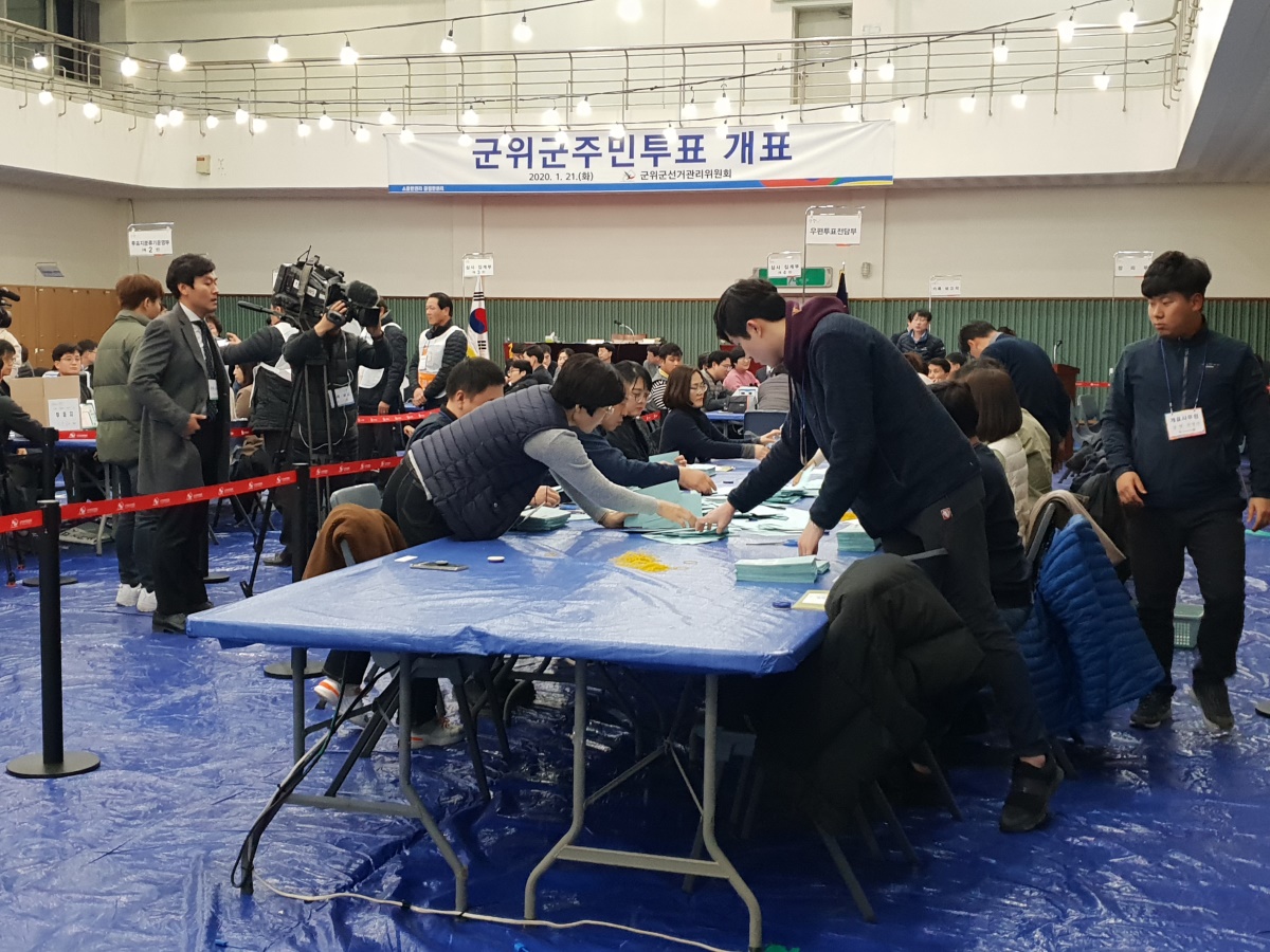 대구경북 통합신공항 최종이전지 선정을 위한 주민투표가 치러진 21일 오후 개표 작업이 진행되고 있다.[사진=김병진기자]