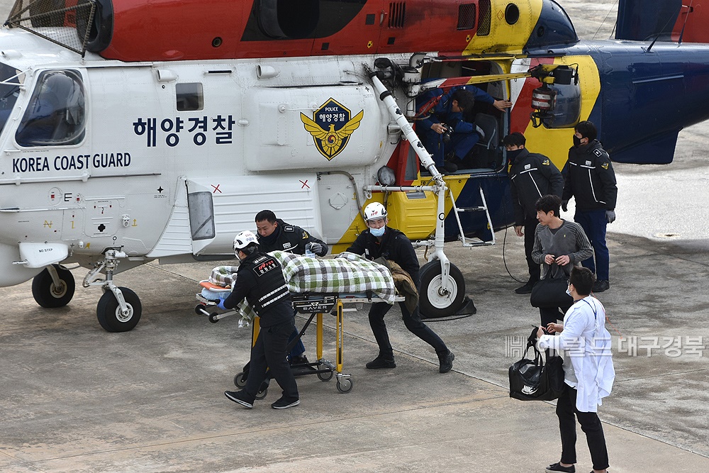 동해지방해양경찰청이 설날인 25일 울릉도에서 발생한 뇌경색 환자를  긴급 이송,강릉항공대에  대기 중인 119구급대에  환자를 인계하고 있다(동해해경청 제공)