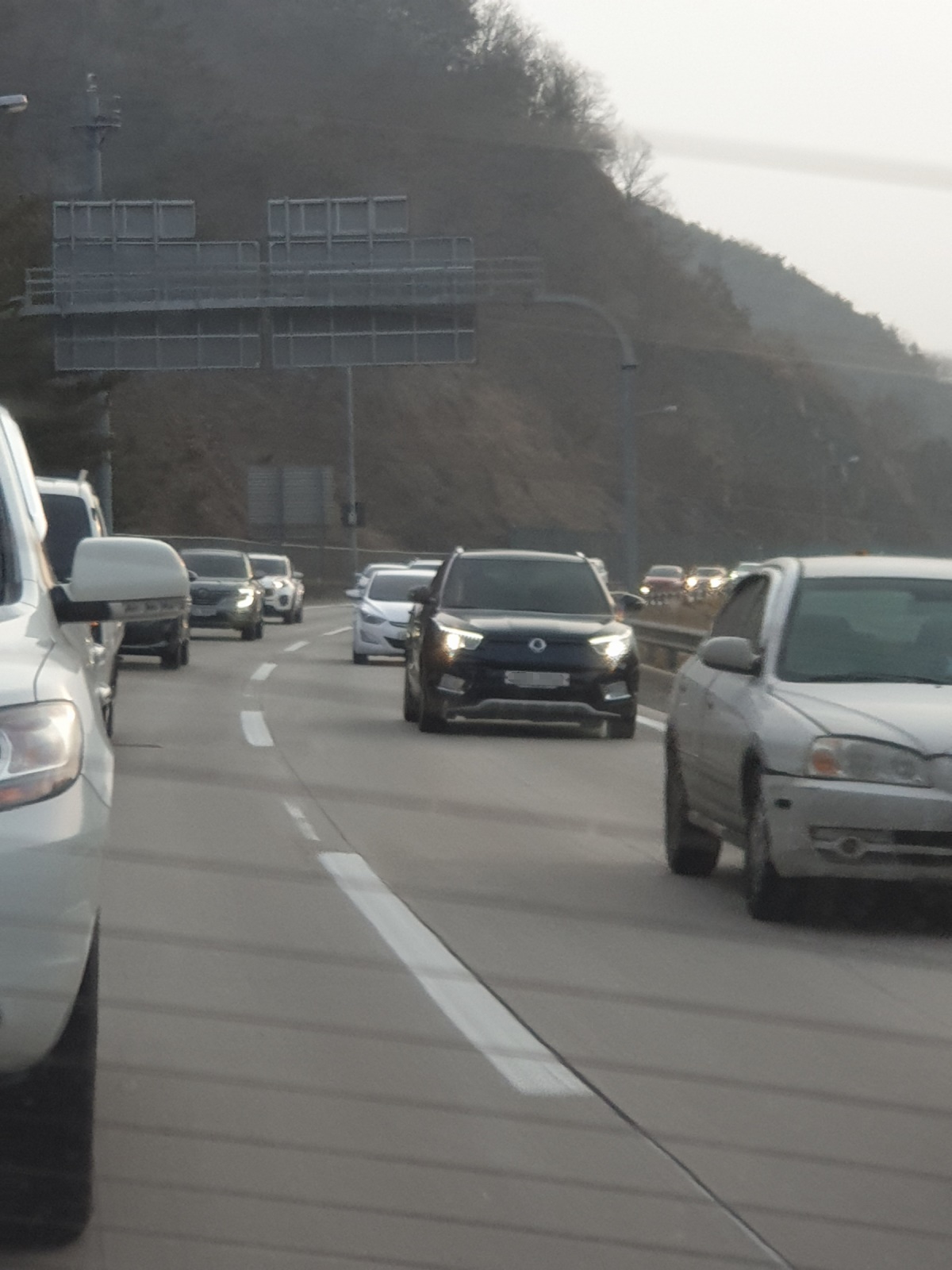 설 연휴 마지막날인 27일 귀경 차량이 몰리면서 고속도로 곳곳에서 지·정체 현상을 보이고 있다.[사진=김병진기자]