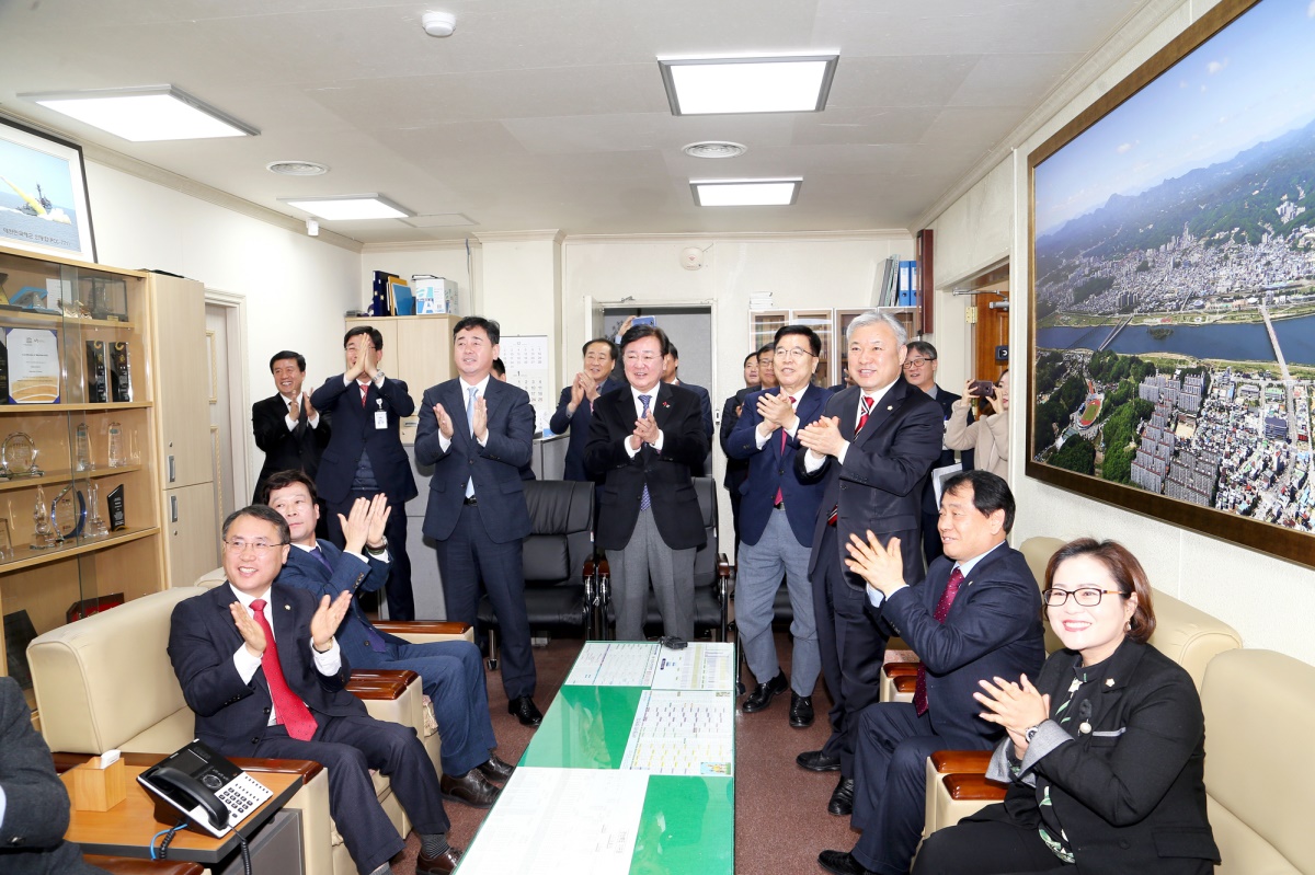 28일 문화체육관광부가  관광거점도시로 안동시 등을 선정, 발표하자 권영세 안동시장과 김광림 국회의원등이 손뼉을 치고 있다(안동시 제공)