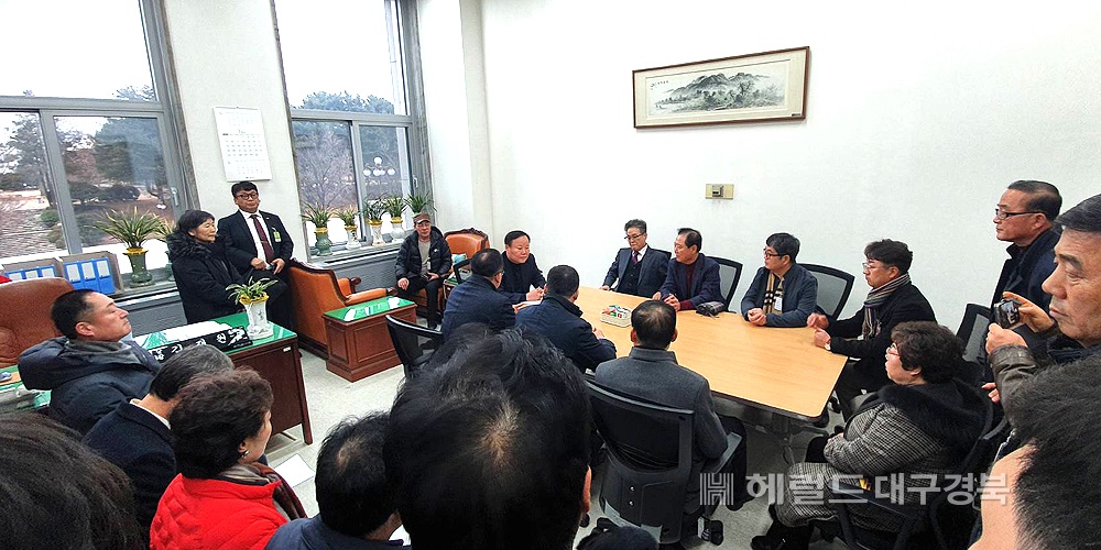 선거구 조정을 반대하는 울릉도 주민들이 김재원 한국당 정책위 의장을 방문해  입장을  밝히고 있다(비대위 제공)