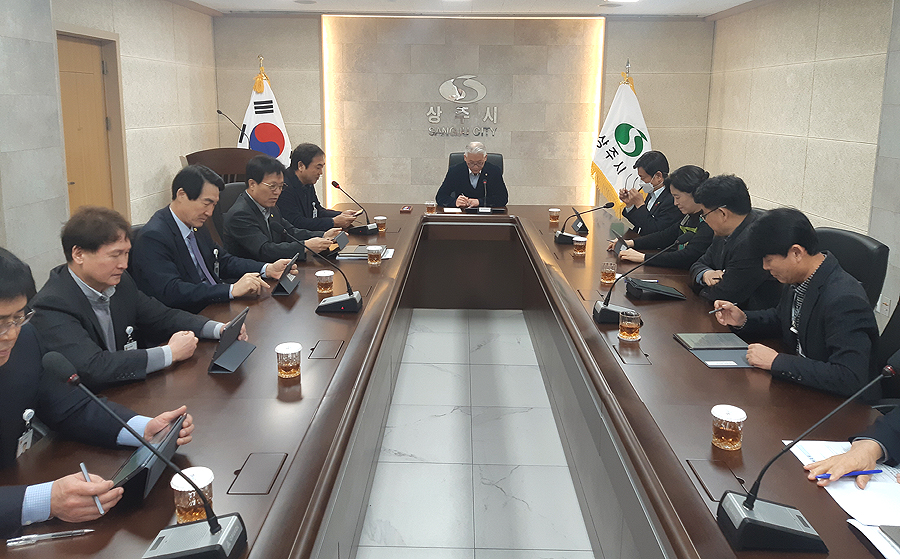 상주시가 스마트 업무 환경 구축에 나섰다.사진은 종이 없는 회의를 도입, 진행하고 있다(상주시 제공)
