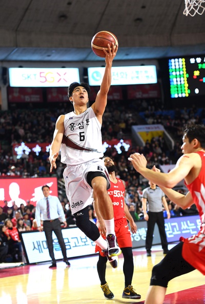지난 27일 서울 SK를 상대로 안양 KGC의 박지훈이 레이업 슛을 시도하고 있다. [사진=KBL]