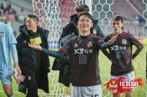 서울의 미드필더 주세종(16번)이 지난 28일 열린 케다와의 ACL 플레이오프를 승리로 마무리한 뒤 팬들에게 인사를 건네고 있다. [사진=FC서울]