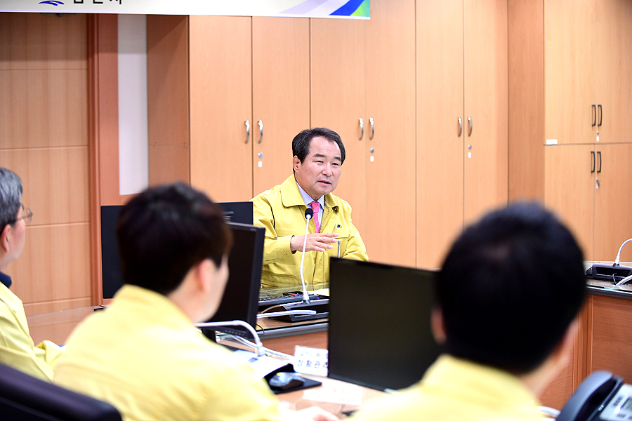 경북 김천시가 지역 현안을 논의하는 읍·면·동 순방을 무기연기하고 우환 폐렴 지역 내 유입과 확산 방지를 위해 전 행정력을 집중하기로 했다.(김천시 제공)