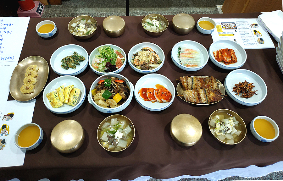 안동마 요리 강습회가  10일부터  대구 핀외식연구소 부설 창업요리학원에서 열린다. 사진은  지난해 강습회에서 선보인  마 한상차림(안동시 제공)