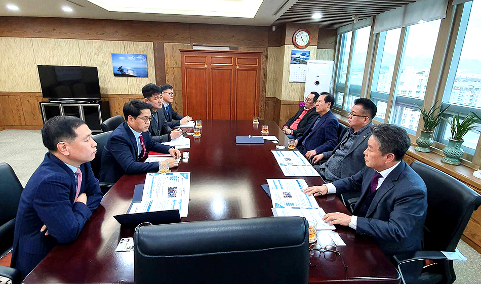 17일 김병수 울릉군수, 정성환 군의회의장, 남진복 경북도의원과 주민대표로 구성된 비상대책위원회가  울릉저동 우체국 폐국을 건의하기 위해 김영관 경북지방우정청장을 면담하고 있다(울릉군 제공)