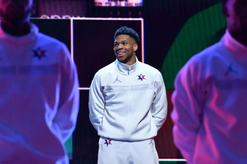 밀워키의 야니스 아데토쿤보가 2020 올스타전 시작 전에 활짝 웃고 있다. [사진=NBA]